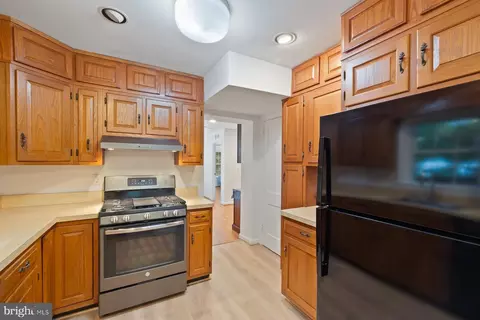 Entry Way - 10402 Hayes Ave, Silver Spring, MD 20902 photo 1 of 4