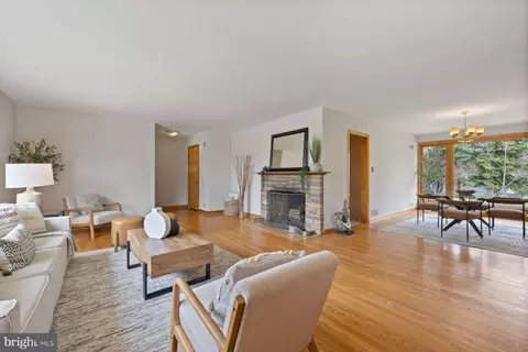 Living - 304 Southwest Dr, Silver Spring, MD 20901 photo 3 of 4