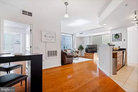 Living - 930 Wayne Ave #810, Silver Spring, MD 20910 photo 1 of 5
