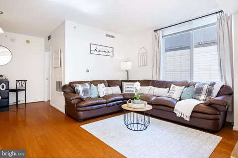 Living - 930 Wayne Ave #810, Silver Spring, MD 20910 photo 4 of 5