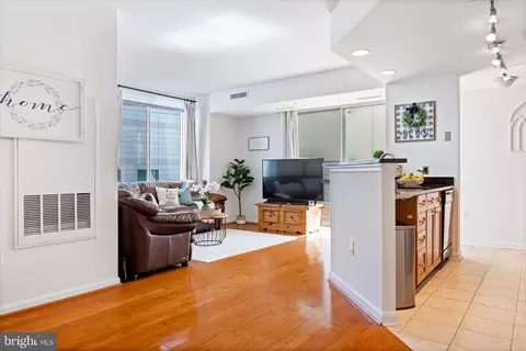 Living - 930 Wayne Ave #810, Silver Spring, MD 20910 photo 2 of 5