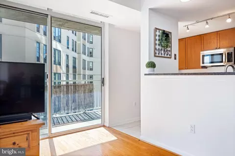 Living - 930 Wayne Ave #810, Silver Spring, MD 20910 photo 3 of 5