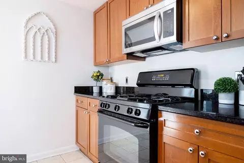 Kitchen - 930 Wayne Ave #810, Silver Spring, MD 20910 photo 3 of 5
