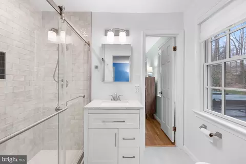 Bath - 7708 Hackamore Dr, Potomac, MD 20854 photo 3 of 3