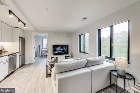 Living - 700 Roeder Rd #402, Silver Spring, MD 20910 photo 2 of 2