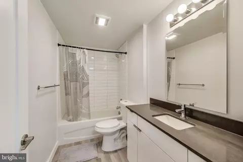 Bath - 700 Roeder Rd #402, Silver Spring, MD 20910 photo 1 of 1