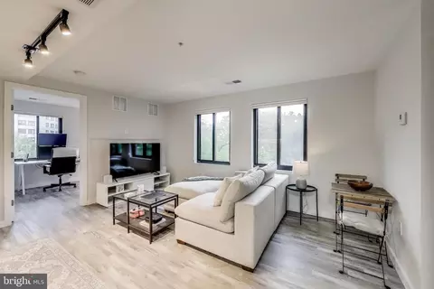 Living - 700 Roeder Rd #402, Silver Spring, MD 20910 photo 1 of 2