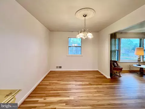 Living - 14725 Flintstone Ln, Silver Spring, MD 20905 photo 4 of 7