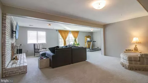 Living - 5 Southview Ct, Silver Spring, MD 20905 photo 2 of 4
