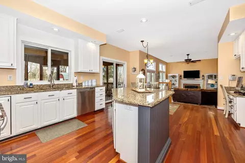 Kitchen - 17918 Hickman St, Poolesville, MD 20837 photo 2 of 5