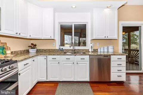 Kitchen - 17918 Hickman St, Poolesville, MD 20837 photo 4 of 5