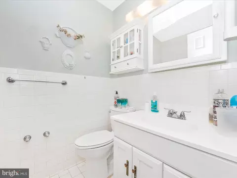 Bath - 717 Lowander Ln, Silver Spring, MD 20901 photo 2 of 4
