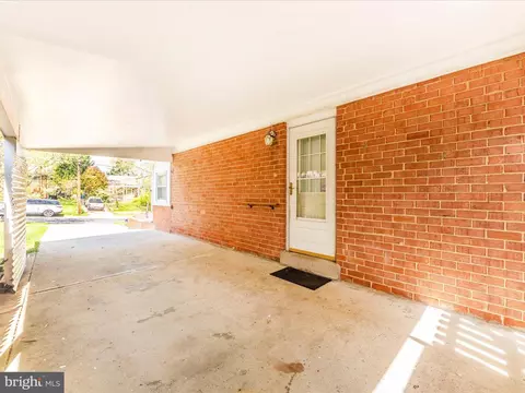 Exterior - 717 Lowander Ln, Silver Spring, MD 20901 photo 4 of 6