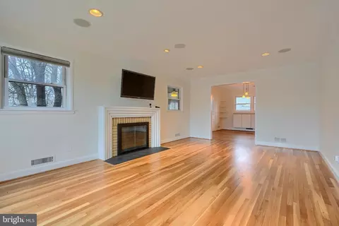 Living - 9715 Saxony Rd, Silver Spring, MD 20910 photo 1 of 3