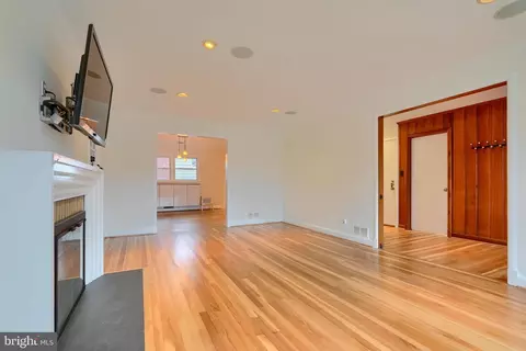 Living - 9715 Saxony Rd, Silver Spring, MD 20910 photo 2 of 3
