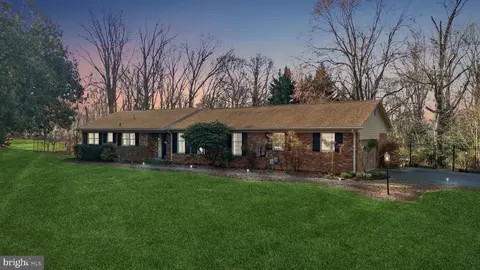 8536 Plum Creek Dr, Gaithersburg, MD 20882