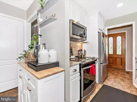 Entry Way - 26809 Dix St, Damascus, MD 20872 photo 4 of 4