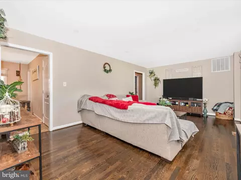 Living - 26809 Dix St, Damascus, MD 20872 photo 2 of 8