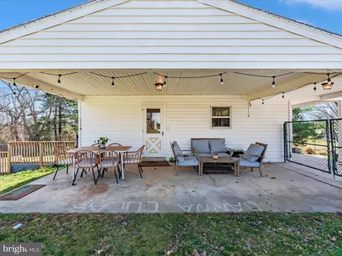 Exterior - 26809 Dix St, Damascus, MD 20872 photo 5 of 9