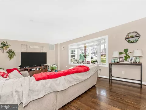 Living - 26809 Dix St, Damascus, MD 20872 photo 3 of 8