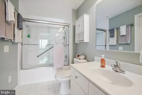 Bath - 930 Wayne Ave #1407, Silver Spring, MD 20910 photo 1 of 2
