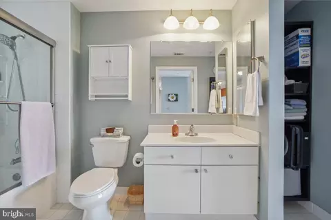 Bath - 930 Wayne Ave #1407, Silver Spring, MD 20910 photo 2 of 2