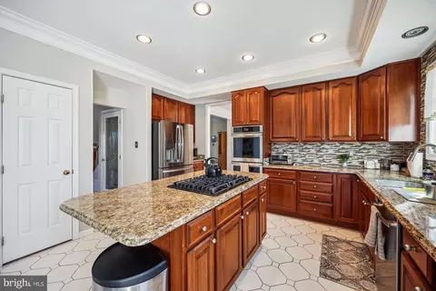 Kitchen - 19507 Conlon Ct, Poolesville, MD 20837 photo 5 of 5