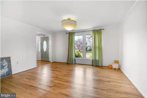 Living - 15320 Baileys Ln, Silver Spring, MD 20906 photo 3 of 5