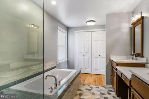 Bath - 15320 Baileys Ln, Silver Spring, MD 20906 photo 1 of 3