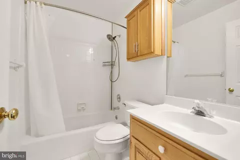 Bath - 1 Winterset Ct, Potomac, MD 20854 photo 2 of 6