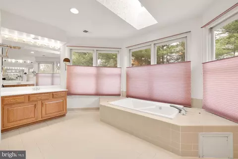 Bath - 1 Winterset Ct, Potomac, MD 20854 photo 5 of 6