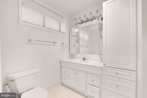 Bath - 1 Winterset Ct, Potomac, MD 20854 photo 6 of 6