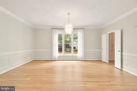 Living - 1 Winterset Ct, Potomac, MD 20854 photo 4 of 9