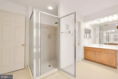 Bath - 1 Winterset Ct, Potomac, MD 20854 photo 4 of 6
