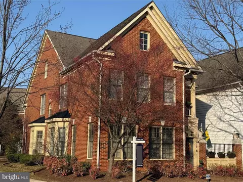 912 Oak Knoll Ter, Rockville, MD 20850