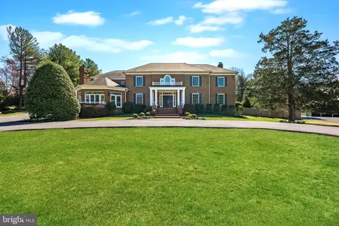 8920 Saunders Ln, Bethesda, MD 20817