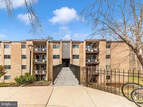 5105 Crossfield Ct #328, Rockville, MD 20852
