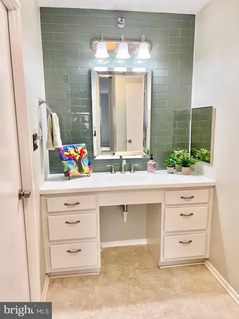 Bath - 15100 Interlachen Dr #4-417, Silver Spring, MD 20906 photo 1 of 3