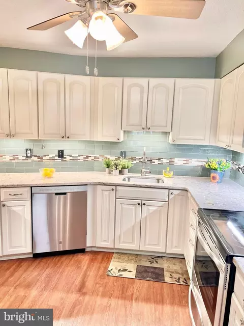 Kitchen - 15100 Interlachen Dr #4-417, Silver Spring, MD 20906 photo 4 of 4