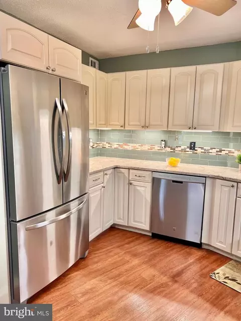 Kitchen - 15100 Interlachen Dr #4-417, Silver Spring, MD 20906 photo 3 of 4