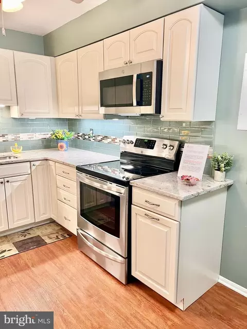 Kitchen - 15100 Interlachen Dr #4-417, Silver Spring, MD 20906 photo 2 of 4