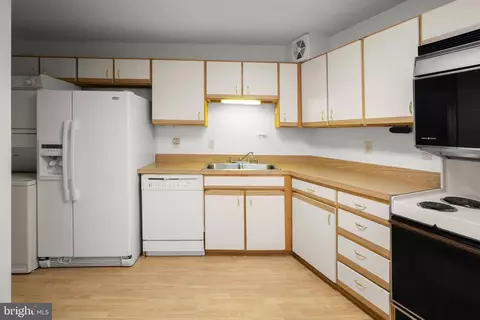 Kitchen - 15101 Interlachen Dr #1-618, Silver Spring, MD 20906 photo 2 of 3