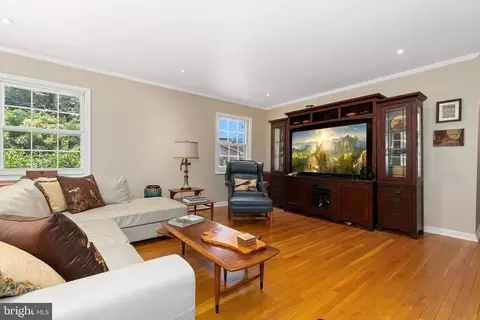 Living - 3004 Bluff Point Ln, Silver Spring, MD 20906 photo 2 of 4