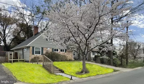 5718 Crawford Dr, Rockville, MD 20851