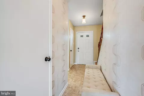 Entry Way - 14854 Hammersmith Cir, Silver Spring, MD 20906 photo 2 of 4