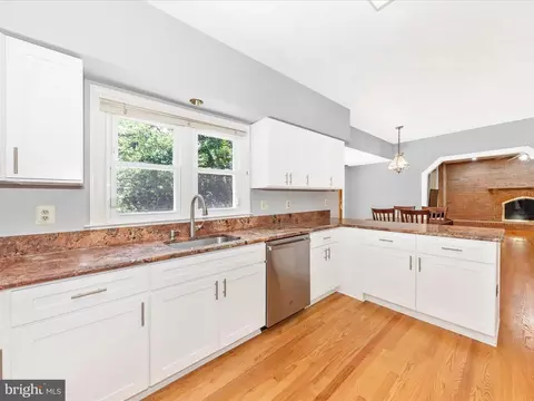 608 Silverstone Ct, Silver Spring, MD 20905 photo 13