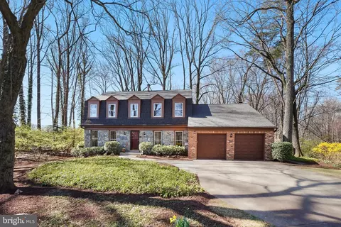 9926 Derbyshire Ln, Bethesda, MD 20817