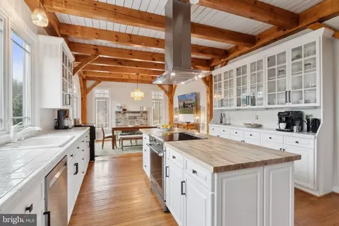 Kitchen - 18600 Barnesville Rd, Barnesville, MD 20838 photo 2 of 4