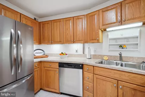 Kitchen - 15100 Interlachen Dr #4-517, Silver Spring, MD 20906 photo 5 of 6