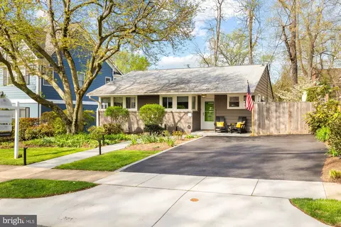 9302 Ewing Dr, Bethesda, MD 20817